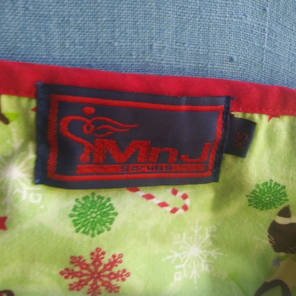 MnJ Women's size XS Christmas Scrub Top L2 - Picture 3 of 4